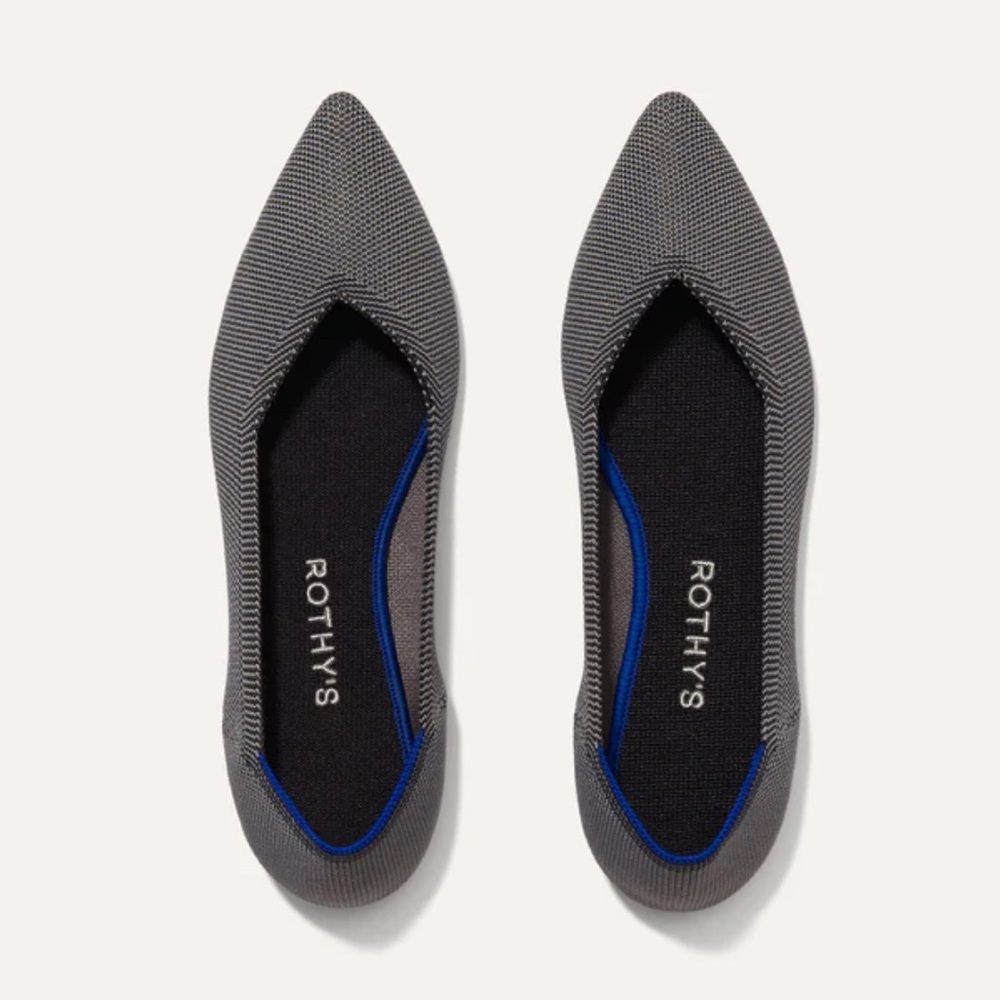 Like new cloud gray Rothy’s ‘The Point’ shoe in size 7!